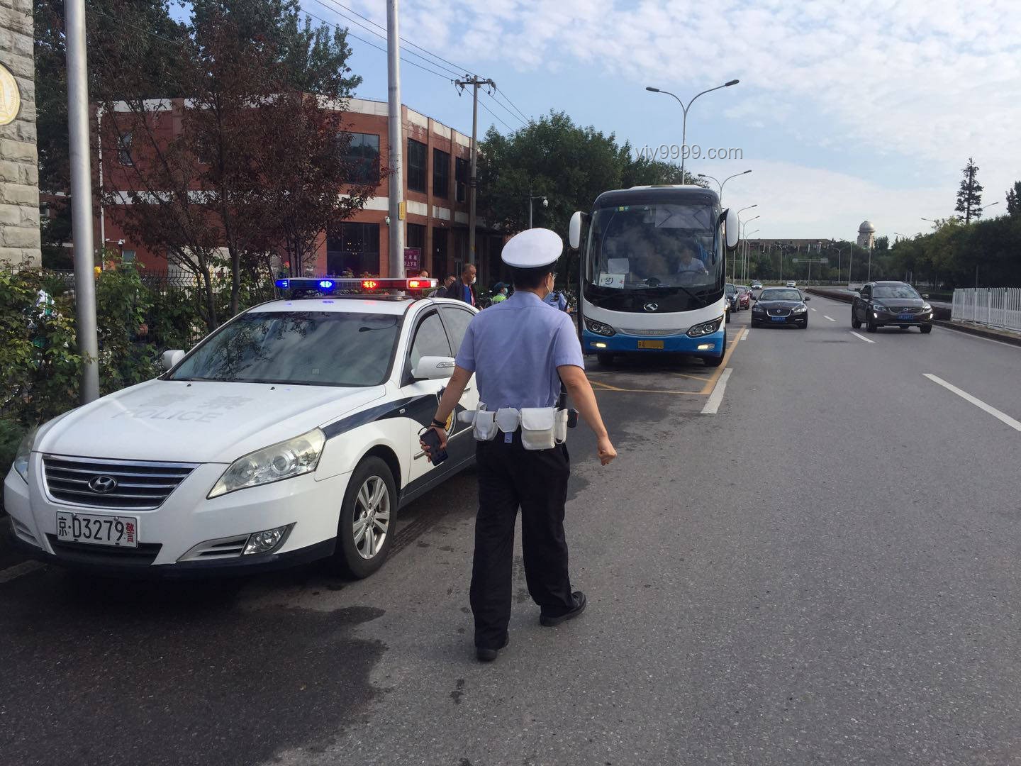 女网红违停跳警车，行拘后的深刻反思